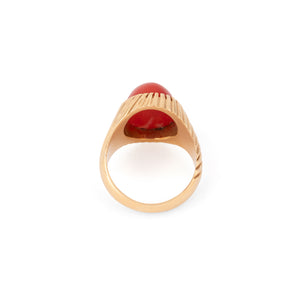 Bague chevalière ornée d'un cabochon de corail sur or jaune