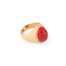 Charger l&#39;image dans la galerie, Bague chevalière ornée d&#39;un cabochon de corail sur or jaune
