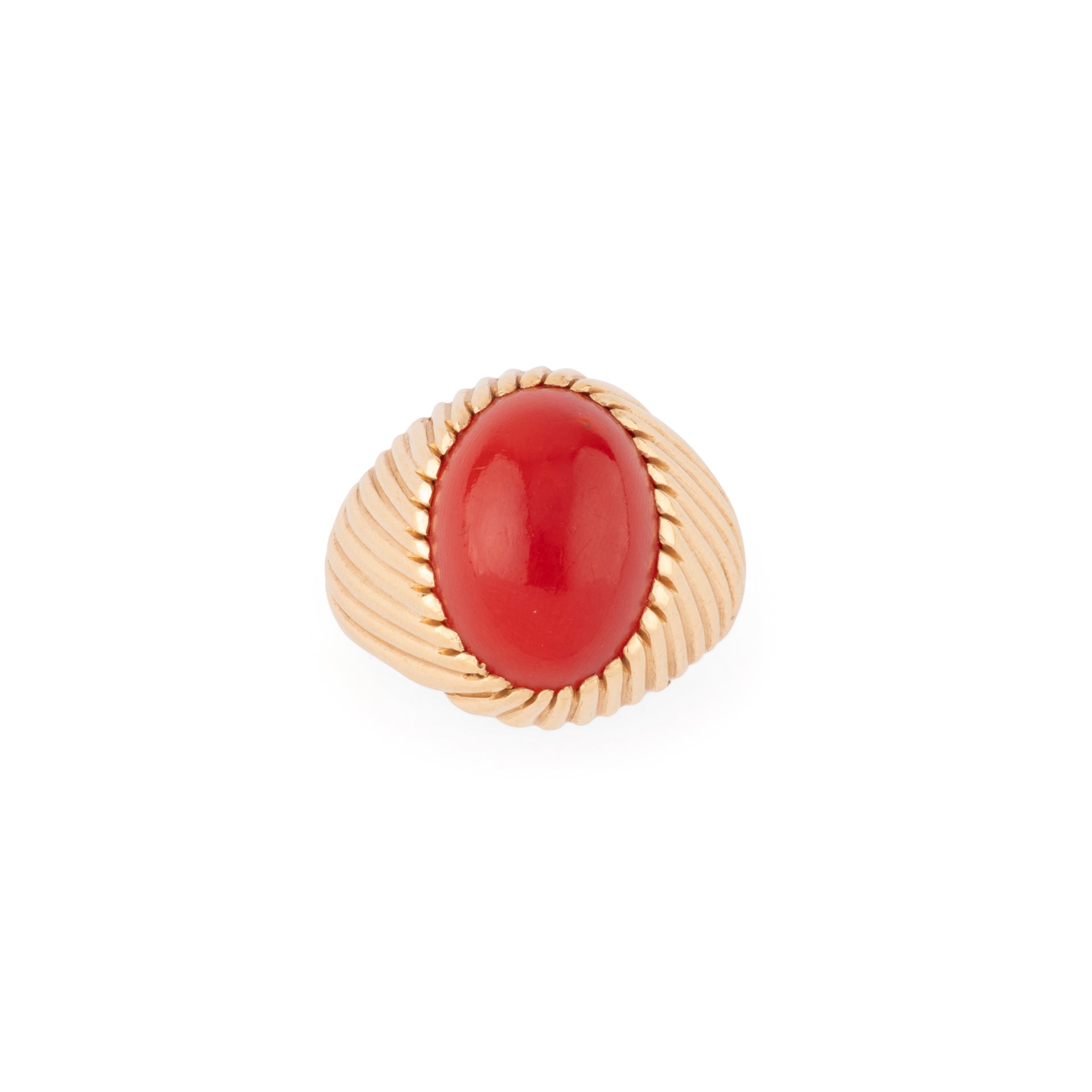 Bague chevalière ornée d'un cabochon de corail sur or jaune