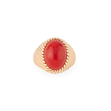 Charger l&#39;image dans la galerie, Bague chevalière ornée d&#39;un cabochon de corail sur or jaune
