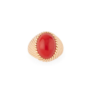 Bague chevalière ornée d'un cabochon de corail sur or jaune