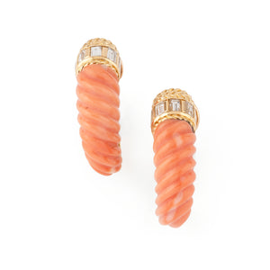 Paire de boucles d'oreille en Corail et diamant de la maison Boucheron