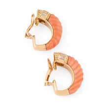 Charger l&#39;image dans la galerie, Paire de boucles d&#39;oreille en Corail et diamant de la maison Boucheron
