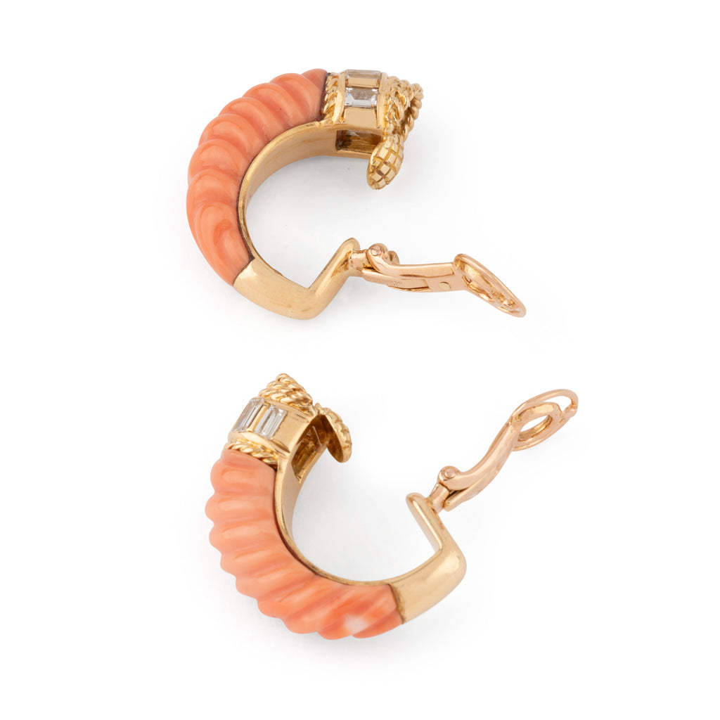 Paire de boucles d'oreille en Corail et diamant de la maison Boucheron