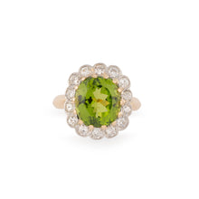 Charger l&#39;image dans la galerie, Bague Margueritte ornée d&#39;un péridot, entouré de diamant
