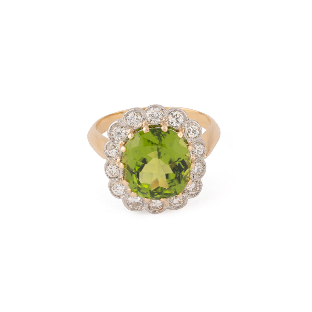 Bague Margueritte ornée d'un péridot, entouré de diamant
