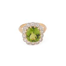 Charger l&#39;image dans la galerie, Bague Margueritte ornée d&#39;un péridot, entouré de diamant
