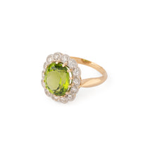 Charger l&#39;image dans la galerie, Bague Margueritte ornée d&#39;un péridot, entouré de diamant

