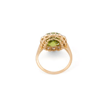 Charger l&#39;image dans la galerie, Bague Margueritte ornée d&#39;un péridot, entouré de diamant
