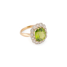 Charger l&#39;image dans la galerie, Bague Margueritte ornée d&#39;un péridot, entouré de diamant

