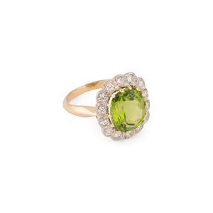 Bague Margueritte ornée d'un péridot, entouré de diamant