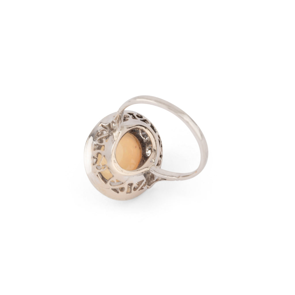 Bague en opale ovale entourée de diamants
