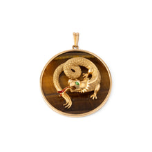 Charger l&#39;image dans la galerie, Pendentif en or jaune représentant un dragon en relief sur un œil-de-tigre
