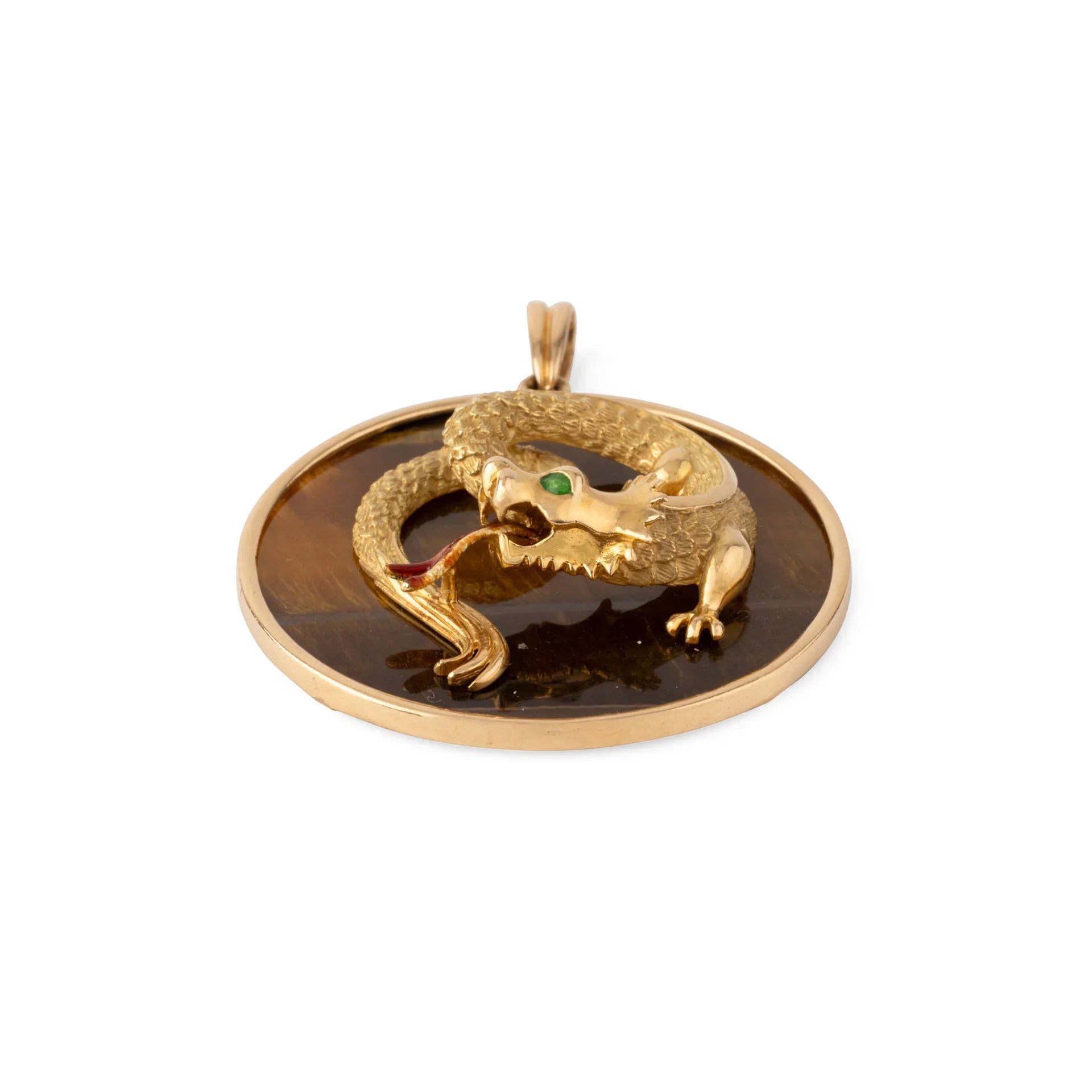 Pendentif en or jaune représentant un dragon en relief sur un œil-de-tigre