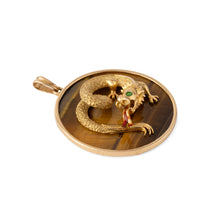 Charger l&#39;image dans la galerie, Pendentif en or jaune représentant un dragon en relief sur un œil-de-tigre
