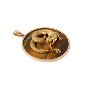 Pendentif en or jaune représentant un dragon en relief sur un œil-de-tigre