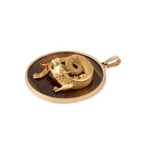 Pendentif en or jaune représentant un dragon en relief sur un œil-de-tigre