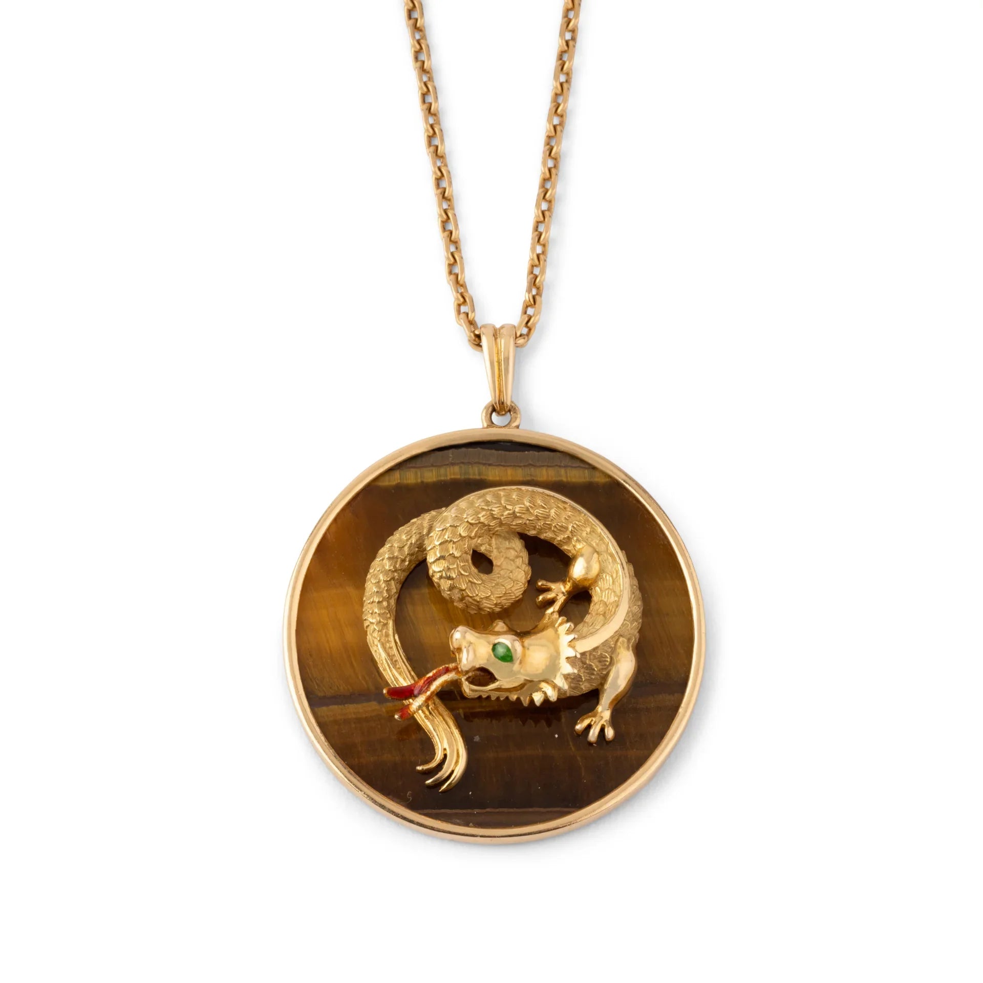 Pendentif en or jaune représentant un dragon en relief sur un œil-de-tigre