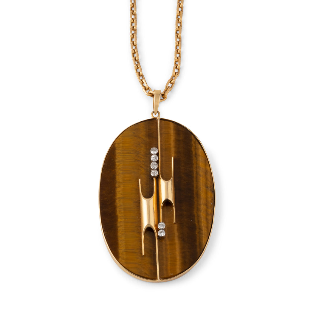 Pendentif en œil-de-tigre orné d’un motif géométrique en or jaune