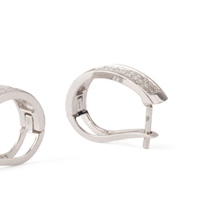 Créoles en or gris 18k serties de trois lignes de diamants taille princesse