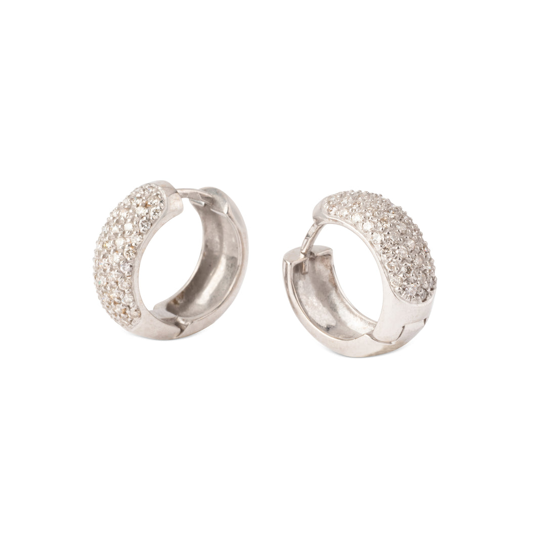 Créoles en or gris au design bombé, entièrement pavées de diamants