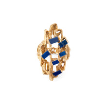 Charger l&#39;image dans la galerie, Bague moderniste en or texturé et ajouré,ornée de lapis lazuli
