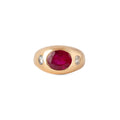 Bague en or jaune ornée d'un rubis épaulé de 2 diamants