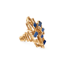 Charger l&#39;image dans la galerie, Bague moderniste en or texturé et ajouré,ornée de lapis lazuli

