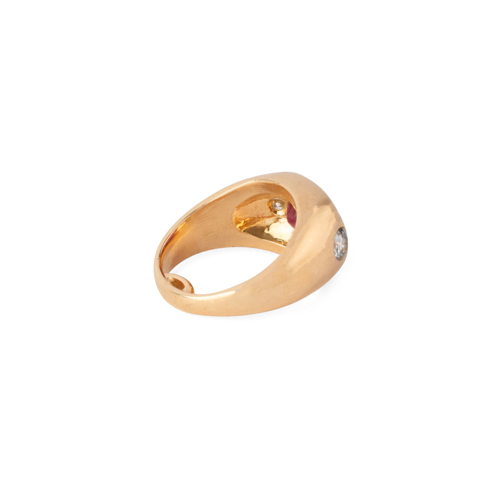 Bague en or jaune ornée d'un rubis épaulé de 2 diamants