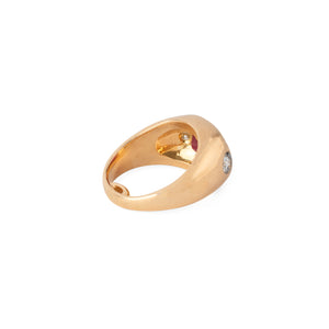 Bague en or jaune ornée d'un rubis épaulé de 2 diamants