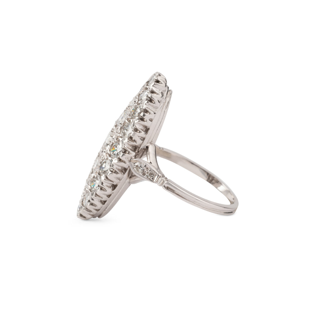 Bague marquise en or gris entièrement sertie de diamants