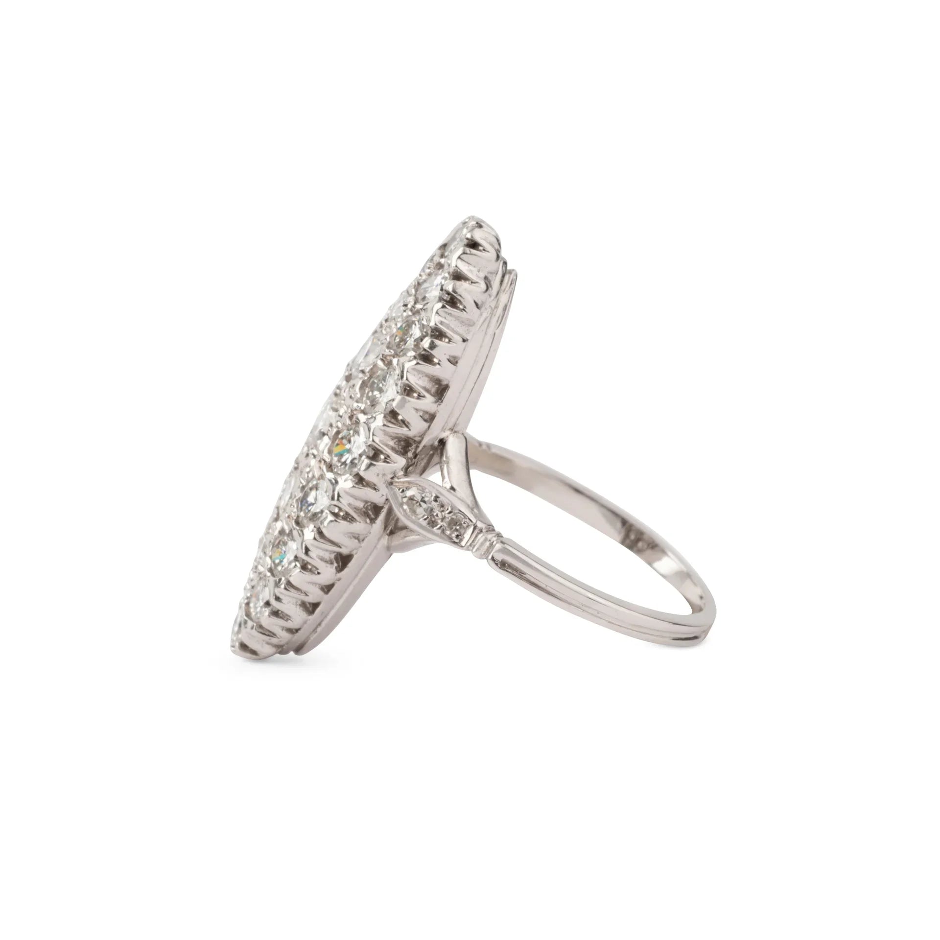 Bague marquise en or gris entièrement sertie de diamants