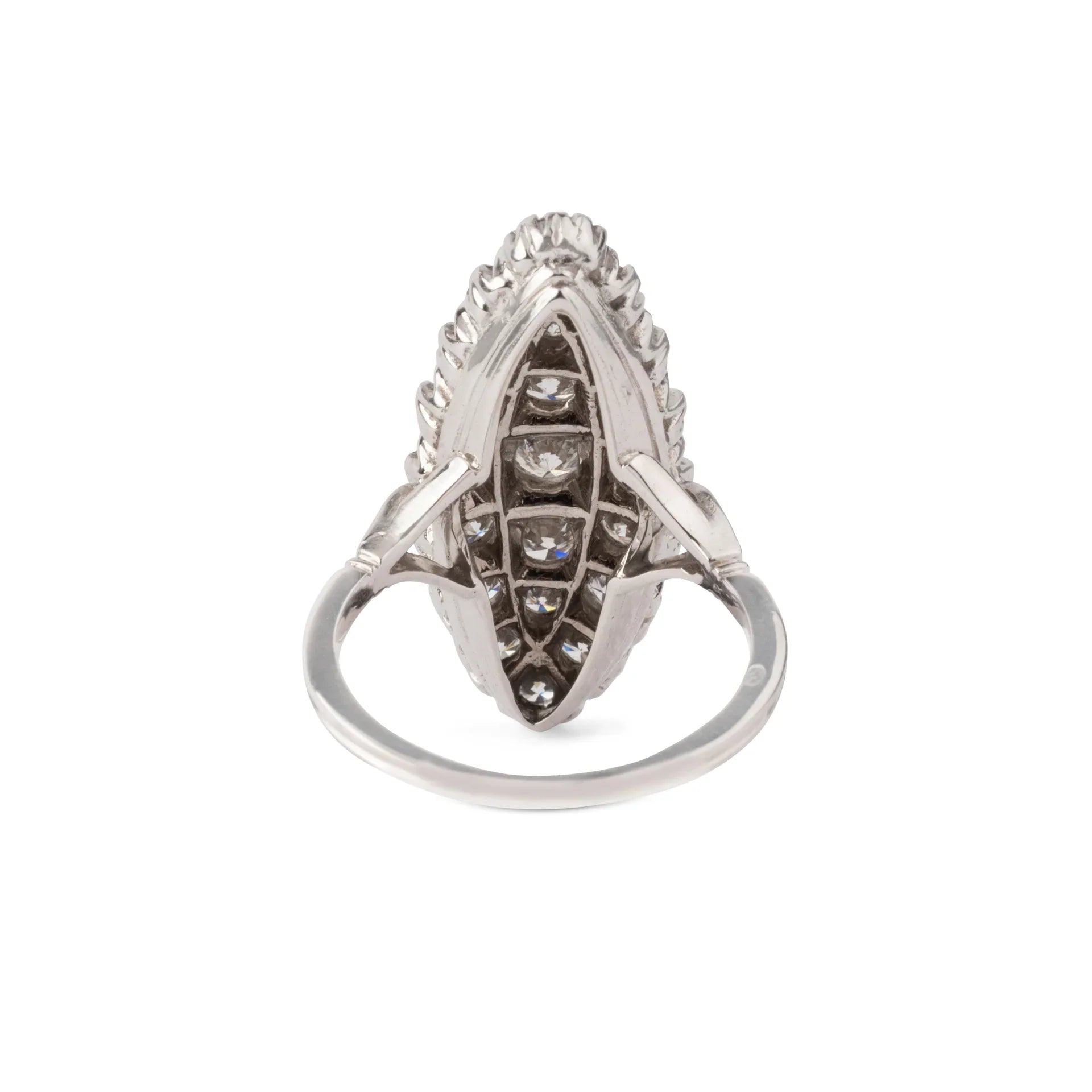 Bague marquise en or gris entièrement sertie de diamants