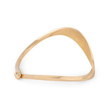 Charger l&#39;image dans la galerie, Bracelet jonc or jaune ondulé du Créateur Jacque Moniquet
