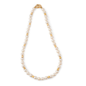 Collier perles Akoya et boule d'or fermoir menottes de la maison Dinh Van