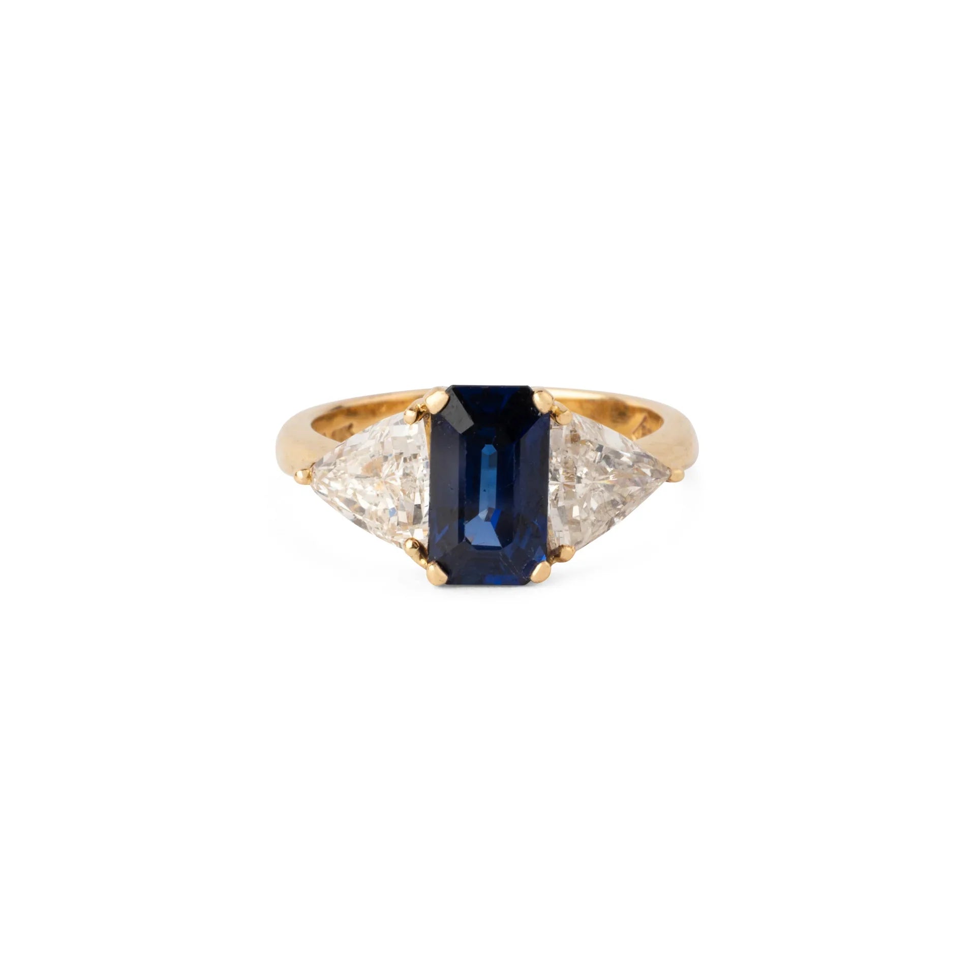 Bague saphir taille émeraude épaulé de 2 diamants taille triangle