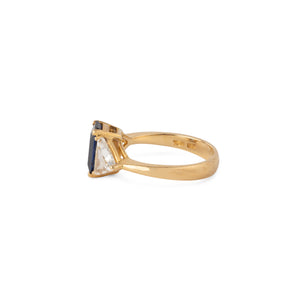 Bague saphir taille émeraude épaulé de 2 diamants taille triangle
