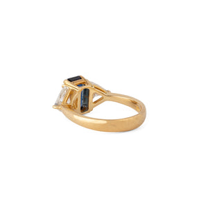Bague saphir taille émeraude épaulé de 2 diamants taille triangle