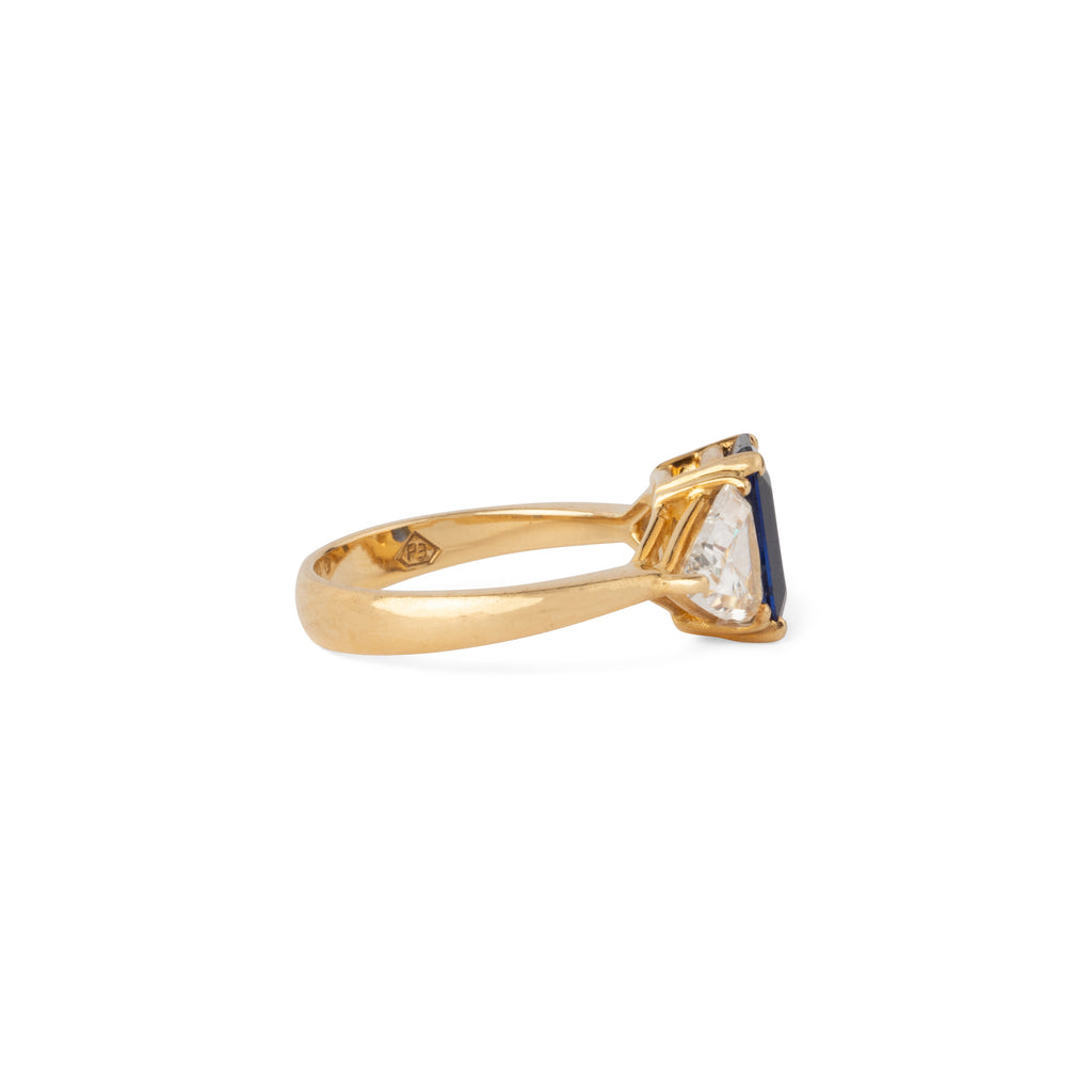 Bague saphir taille émeraude épaulé de 2 diamants taille triangle