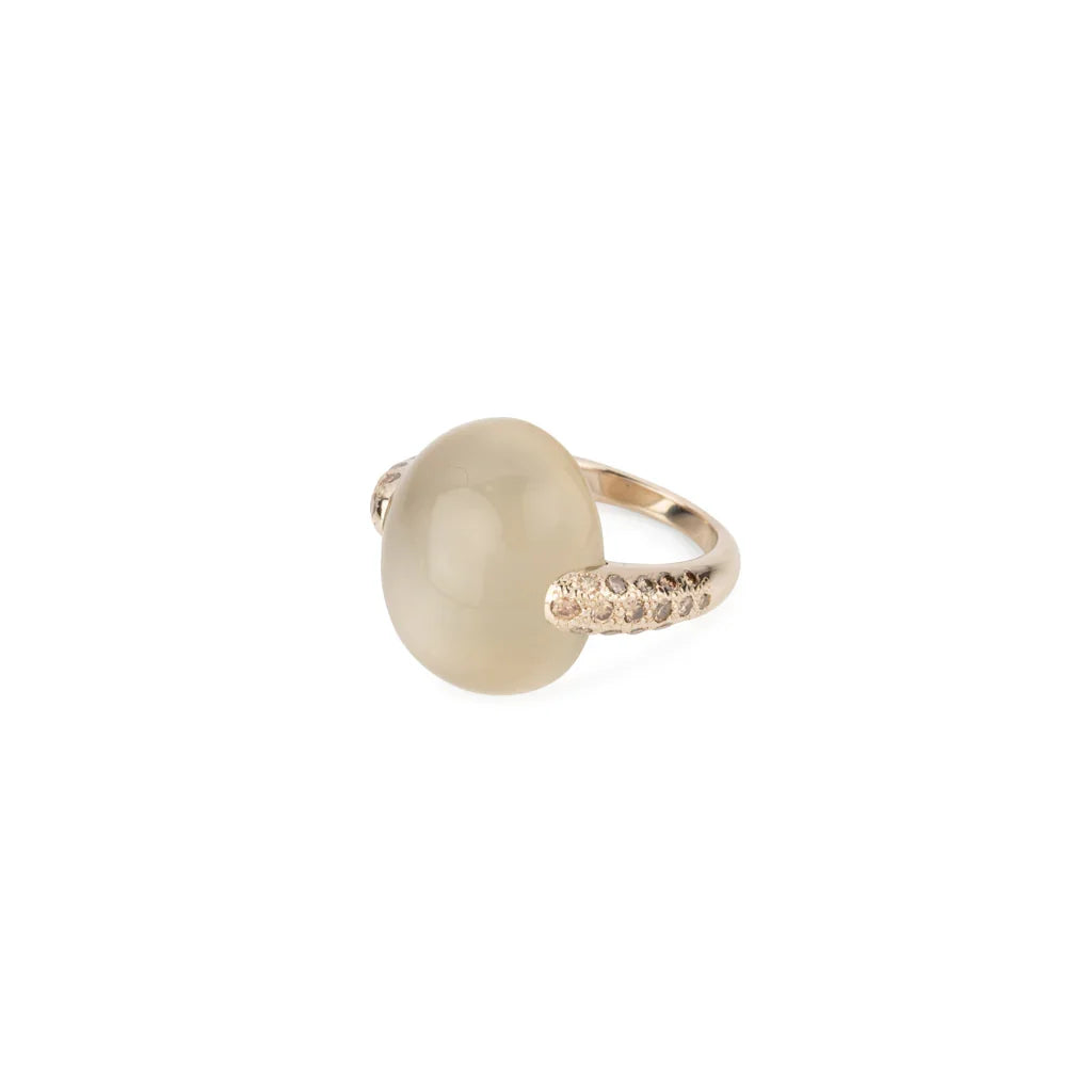Bague or gris modèle Luna de la maison Pomellato en calcédoine et diamant.