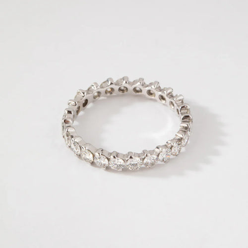 Alliance en or gris sertie de diamant