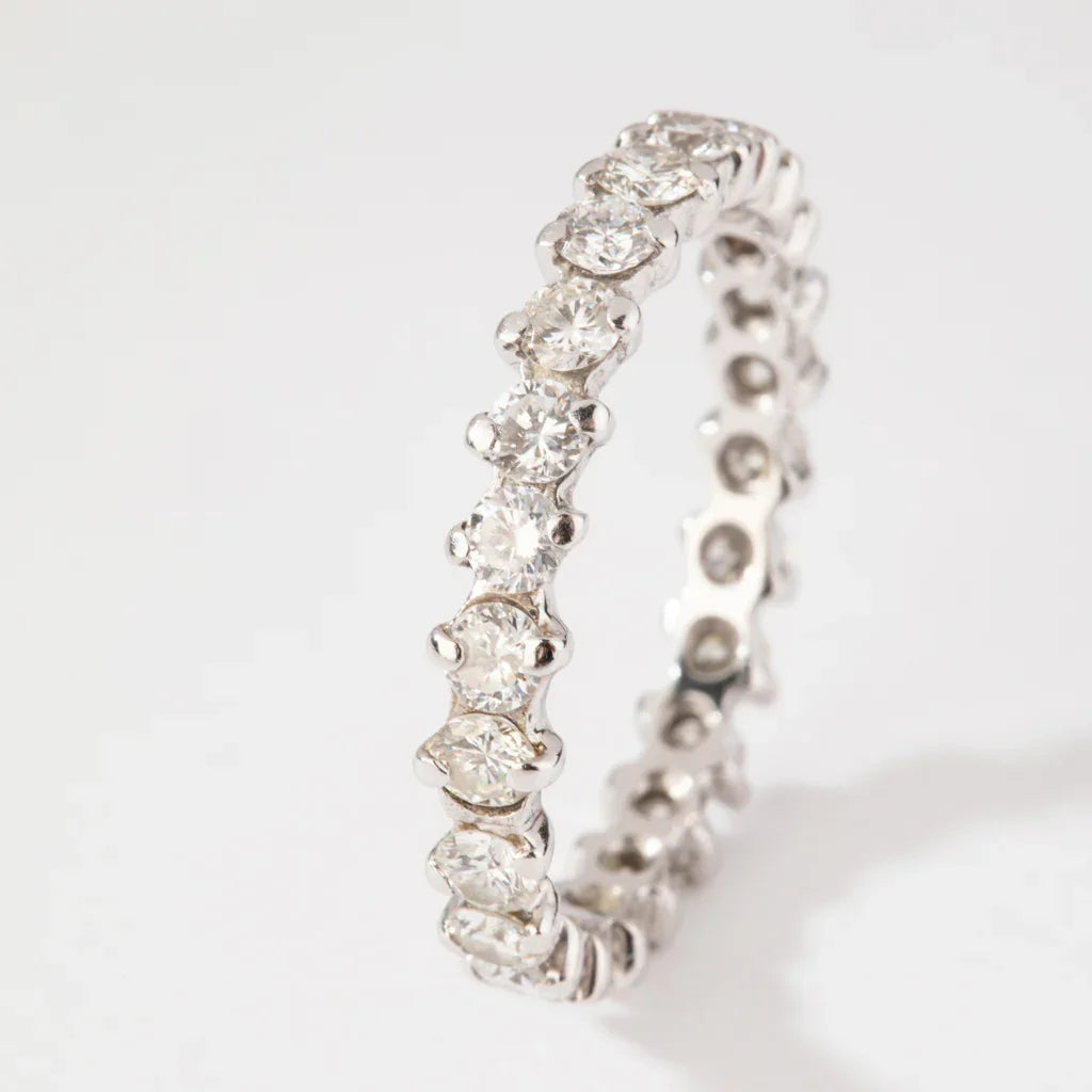 Alliance en or gris sertie de diamant