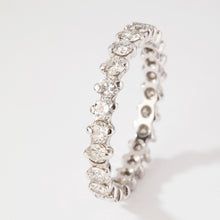 Charger l'image dans la galerie, Alliance en or gris sertie de diamant
