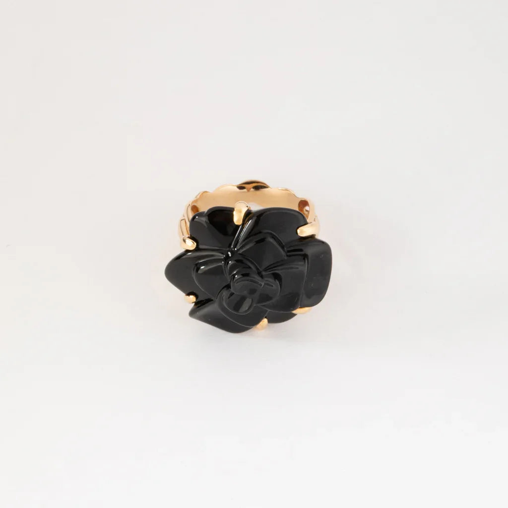 Bague Camelia or jaune de la maison Chanel