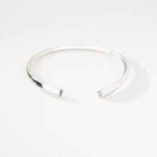 Charger l'image dans la galerie, Bracelet jonc serti de petits diamants
