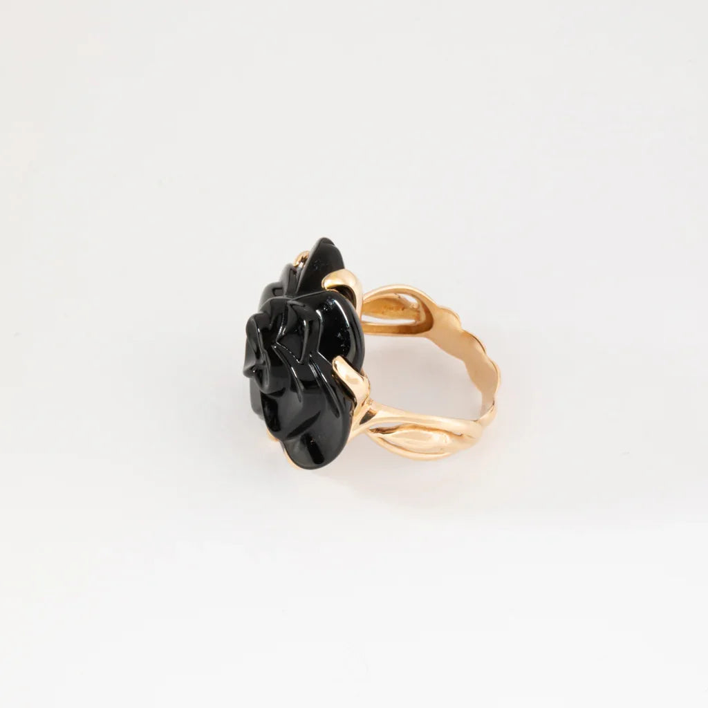 Bague Camelia or jaune de la maison Chanel