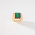 Bague chevalière en or jaune ornée d'une malachite carrée