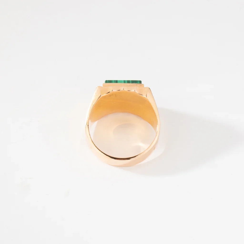 Bague chevalière en or jaune ornée d'une malachite carrée