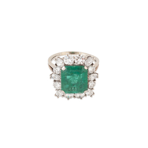 Bague en or gris avec Emeraude entourée de diamants