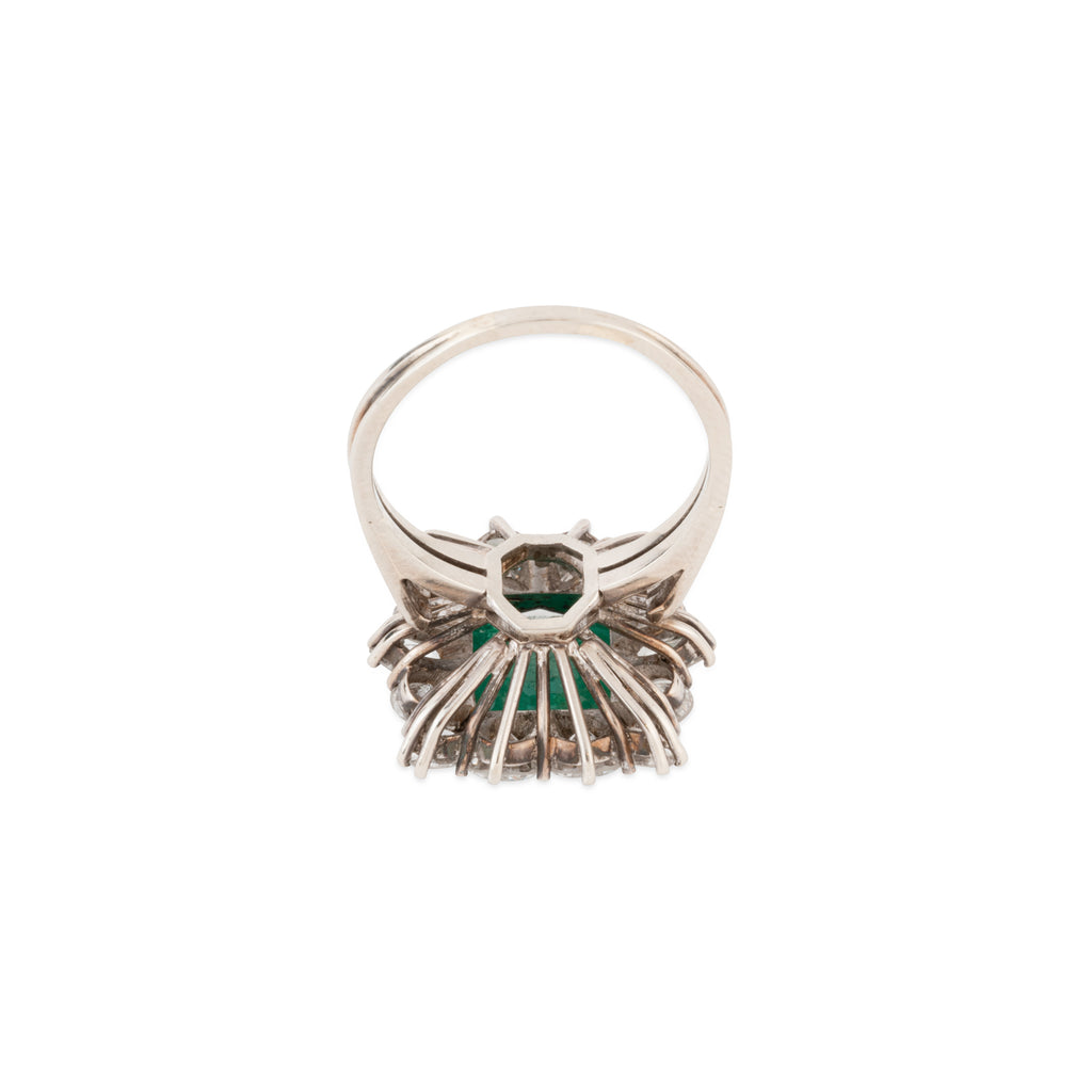 Bague en or gris avec Emeraude entourée de diamants